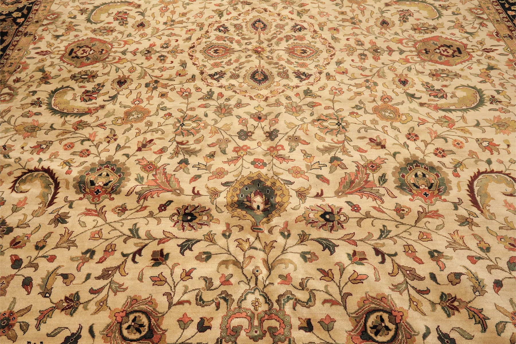 Palace Beige, Black, Maroon Color Hand Knotted Agra New Zealand Wool Traditional Oriental Rug